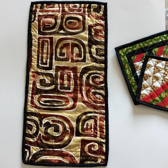 1 Small Table Topper Reversable 2 Pot Holders Christmas Festive Kitchen Linens - Picture 4 of 6